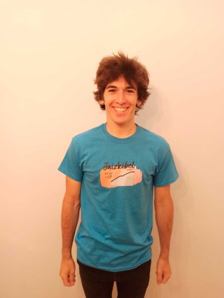 Camiseta azul con el perfil de Jaizkibel